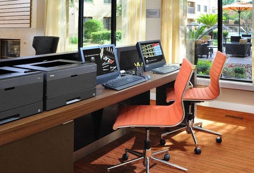 Отель Courtyard By Marriott Houston Hobby Airport