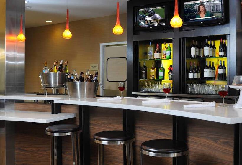 Отель Courtyard By Marriott Houston Hobby Airport