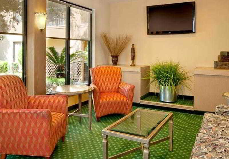 Отель Courtyard By Marriott Houston Hobby Airport