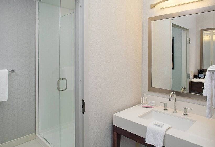 هتل Courtyard Manchesterboston Regional Airport