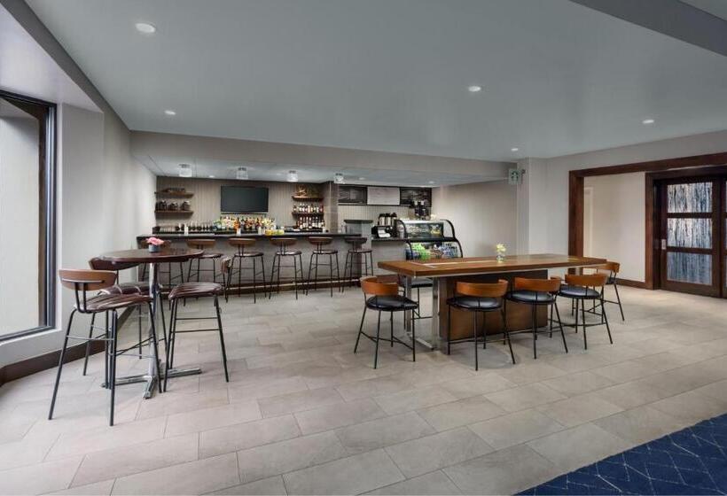 هتل Courtyard Manchesterboston Regional Airport