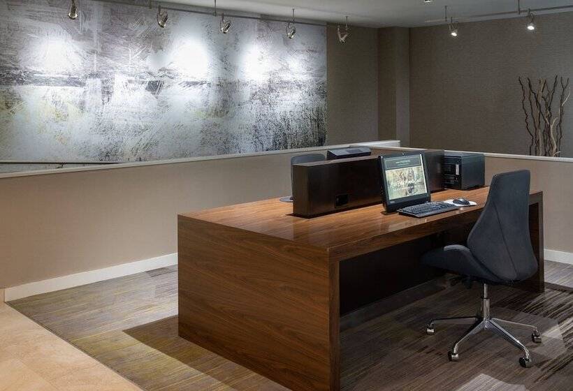 Отель Courtyard By Marriott Orlando Airport