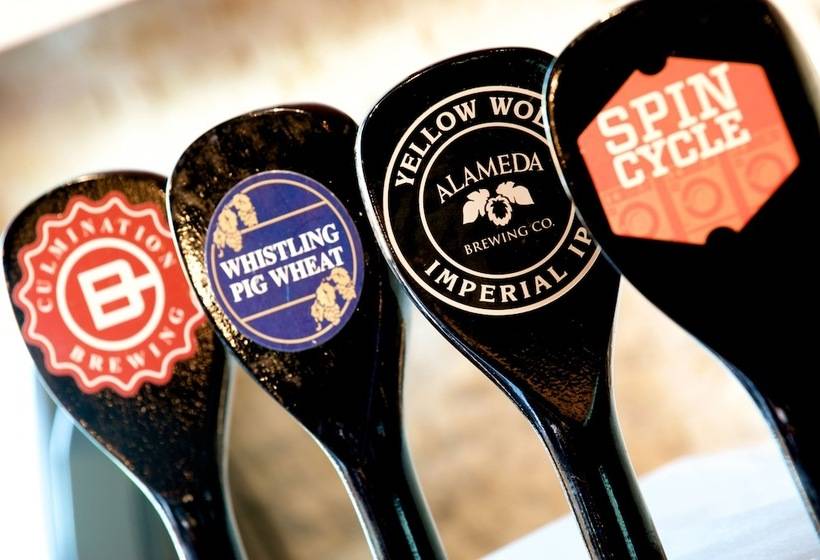 בית מלון כפרי Courtyard Portland Downtown/convention Center