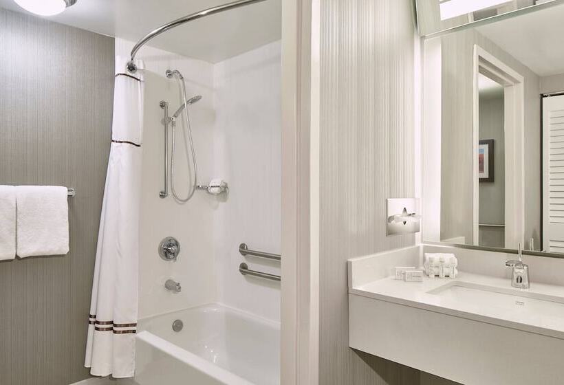 בית מלון כפרי Courtyard Portland Downtown/convention Center