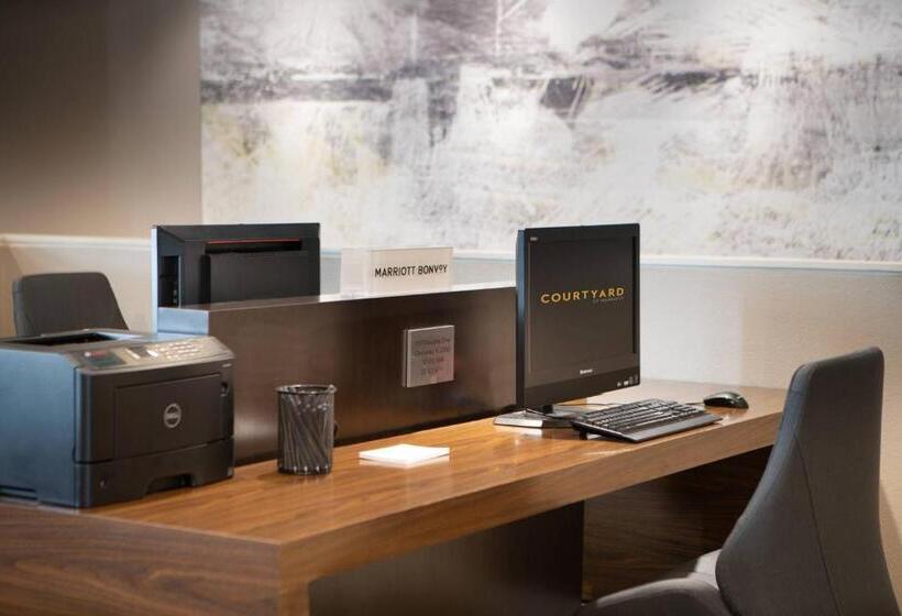 בית מלון כפרי Courtyard St. Petersburg Clearwater