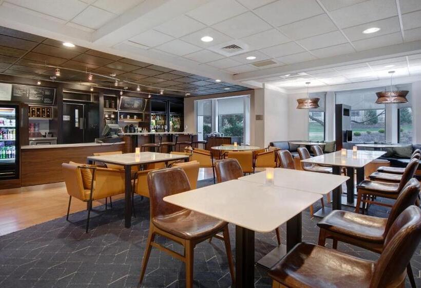 호텔 Courtyard By Marriott State College