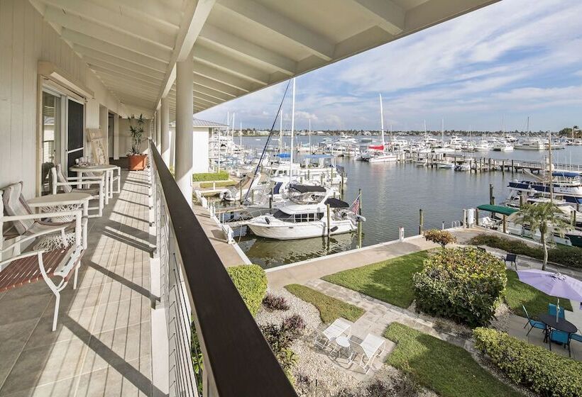 فندق Cove Inn On Naples Bay