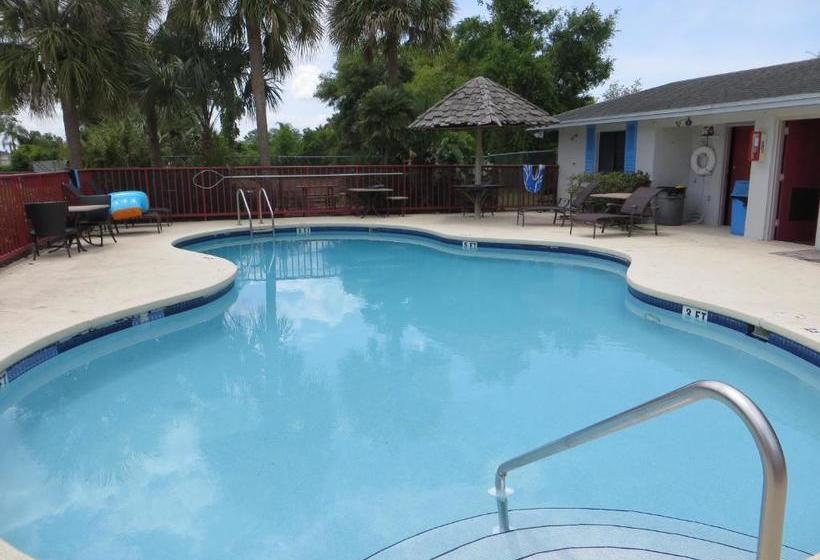 فندق Crosby's Motor Inn