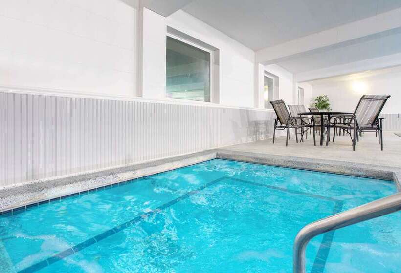 هتل Days Inn By Wyndham Fond Du Lac