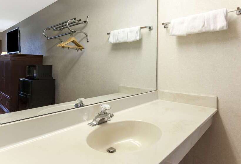 هتل Days Inn By Wyndham Maumee/toledo