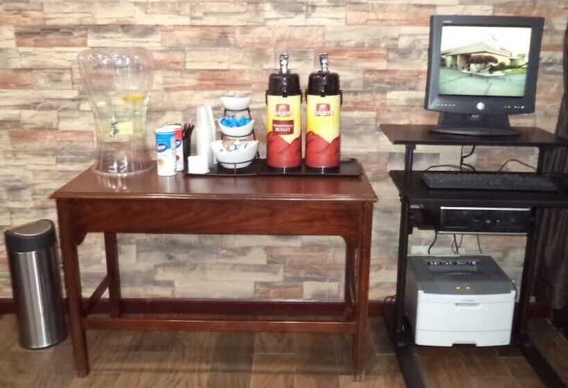 هتل Days Inn By Wyndham Maumee/toledo