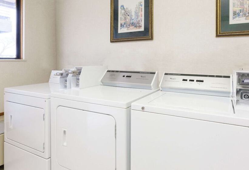 هتل Days Inn By Wyndham Maumee/toledo