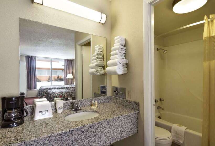 Отель Days Inn By Wyndham White House