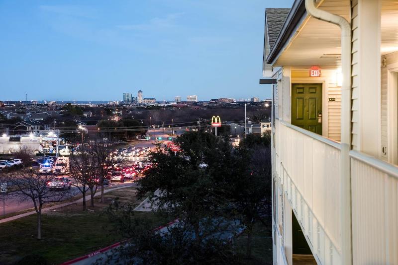 בית מלון כפרי Hometowne Studios By Red Roof Dallas   Irving