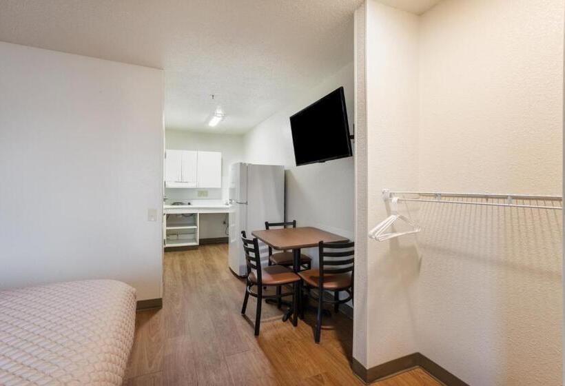 فندق Hometowne Studios By Red Roof Detroit   Livonia