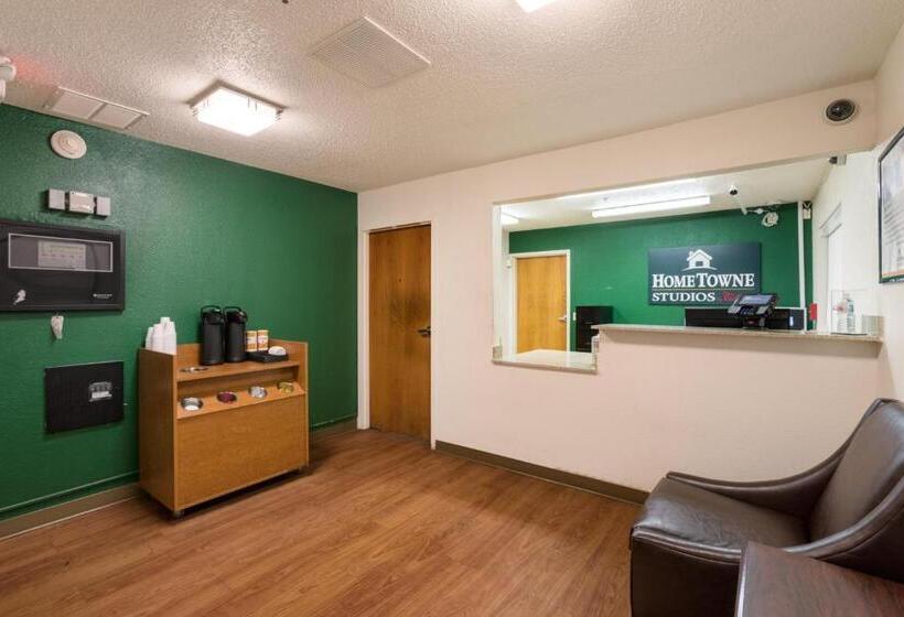 فندق Hometowne Studios By Red Roof Detroit   Livonia