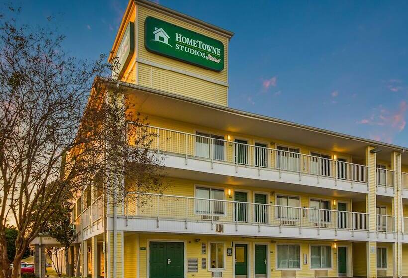 בית מלון כפרי Hometowne Studios By Red Roof Houston   West Oaks/ Energy Corridor