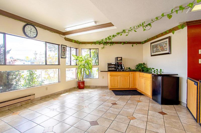 Отель Red Roof Inn & Suites Monterey