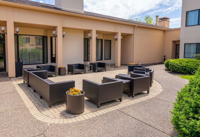 هتل Iowa Inn Bettendorf Quad Cities