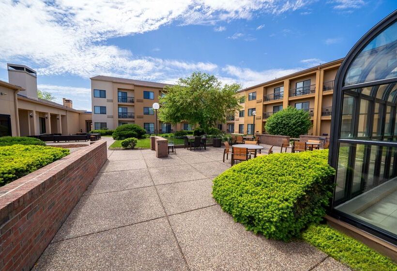 هتل Iowa Inn Bettendorf Quad Cities