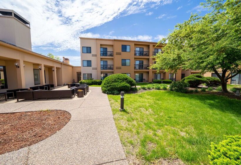 هتل Iowa Inn Bettendorf Quad Cities