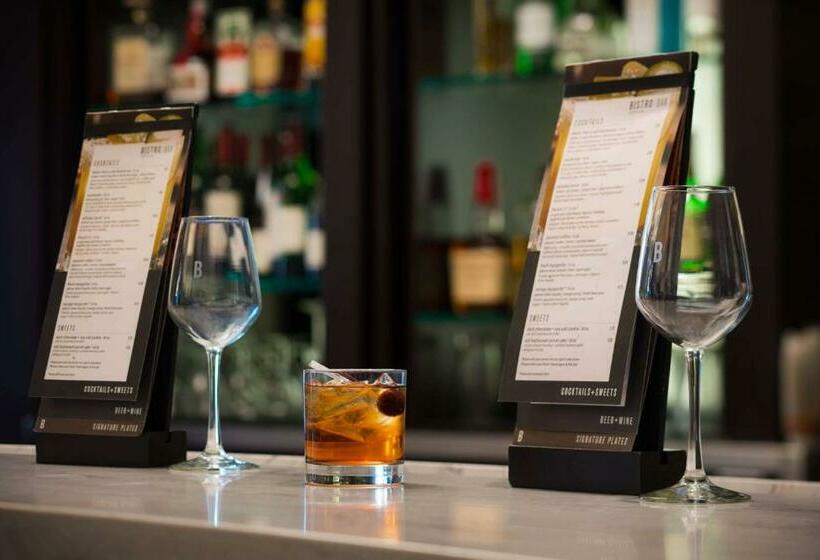 Отель Sonesta Select Phoenix Camelback