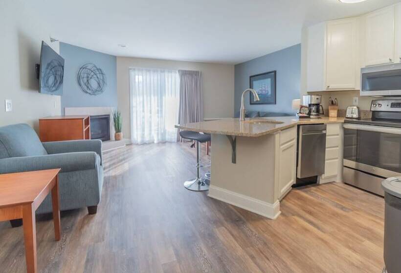 Отель The Cove Of Lake Geneva