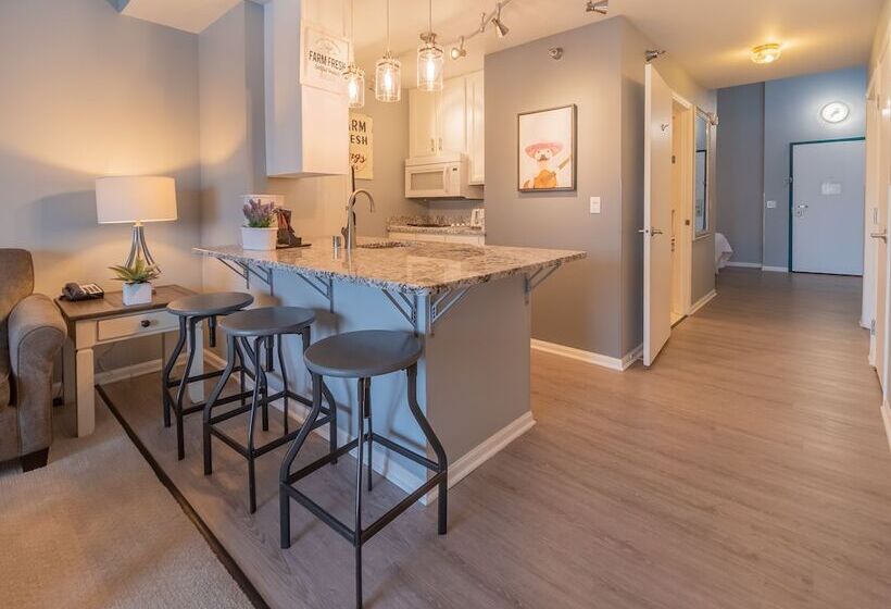 Отель The Cove Of Lake Geneva