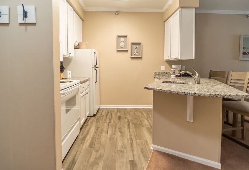 Отель The Cove Of Lake Geneva