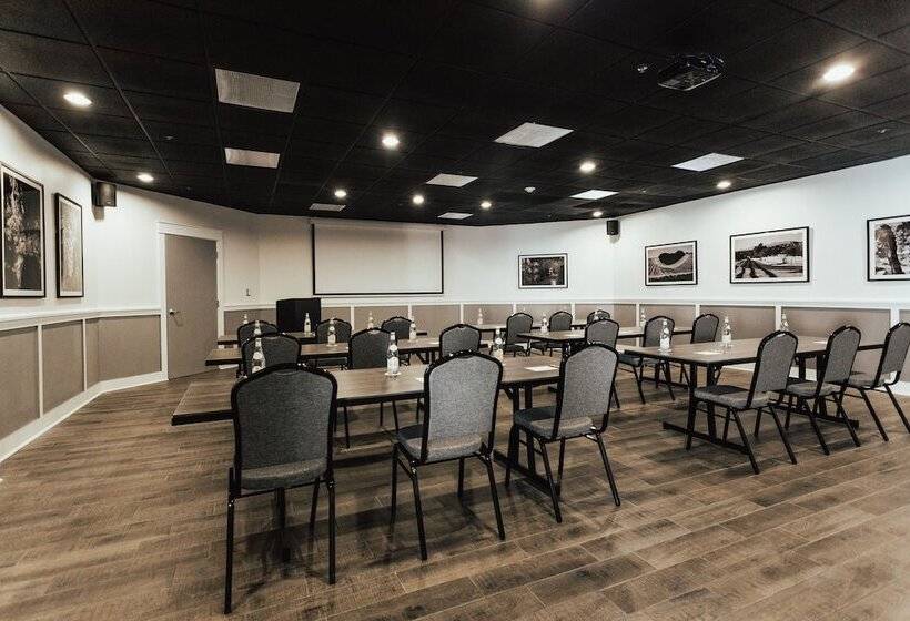 Vinland Hotel And Lounge