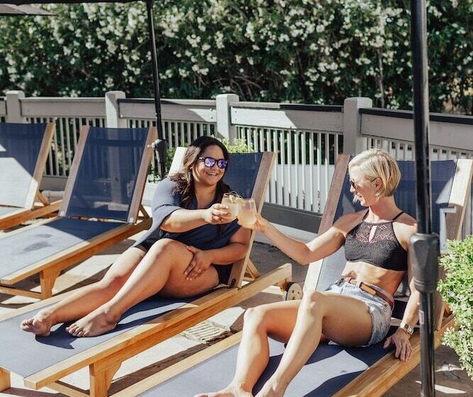 Vinland Hotel And Lounge