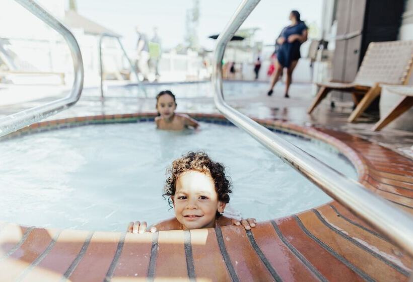 Vinland Hotel And Lounge