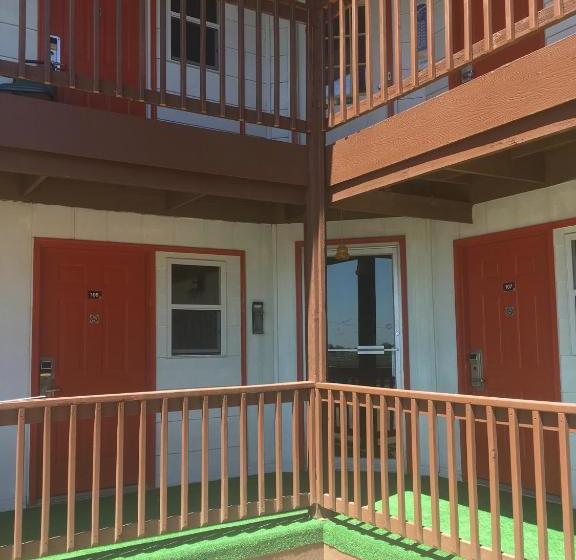 فندق على الطريق Lakota Lodge