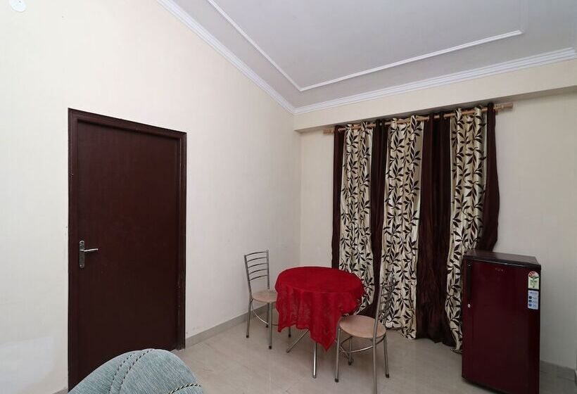 Anees Mian By Oyo Rooms