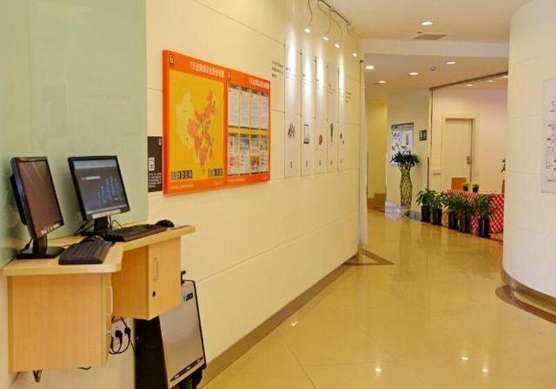 Hotel 7days Inn Shanghai South Xizang Road Subway Station