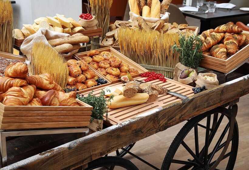 هتل Grand Cosmopolitan