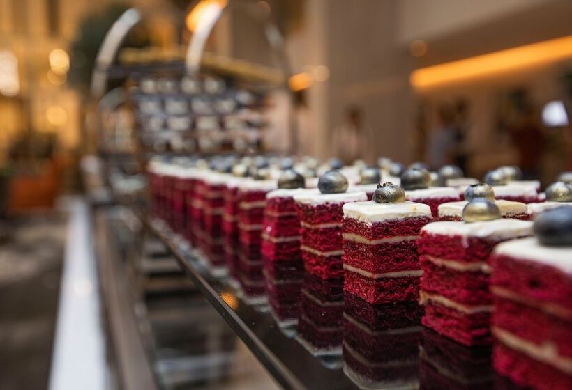 هتل Grand Cosmopolitan