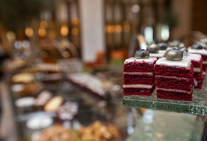 هتل Grand Cosmopolitan