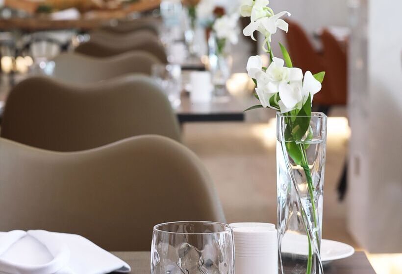 هتل Grand Cosmopolitan