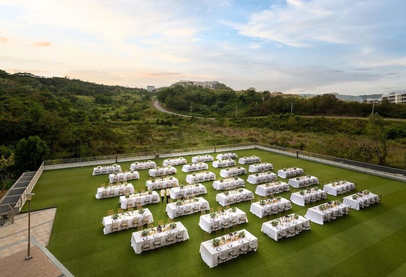 فندق Hilton Clark Sun Valley Resort