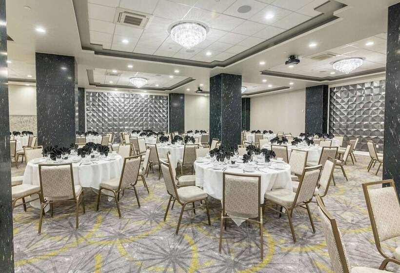 Отель Hilton Garden Inn Wichita Downtown