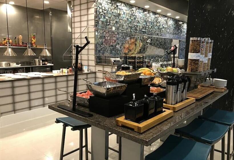 Отель Hilton Garden Inn Wichita Downtown