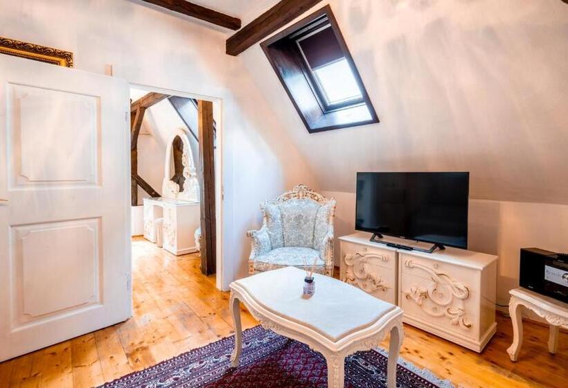 פנסיון Leylaria