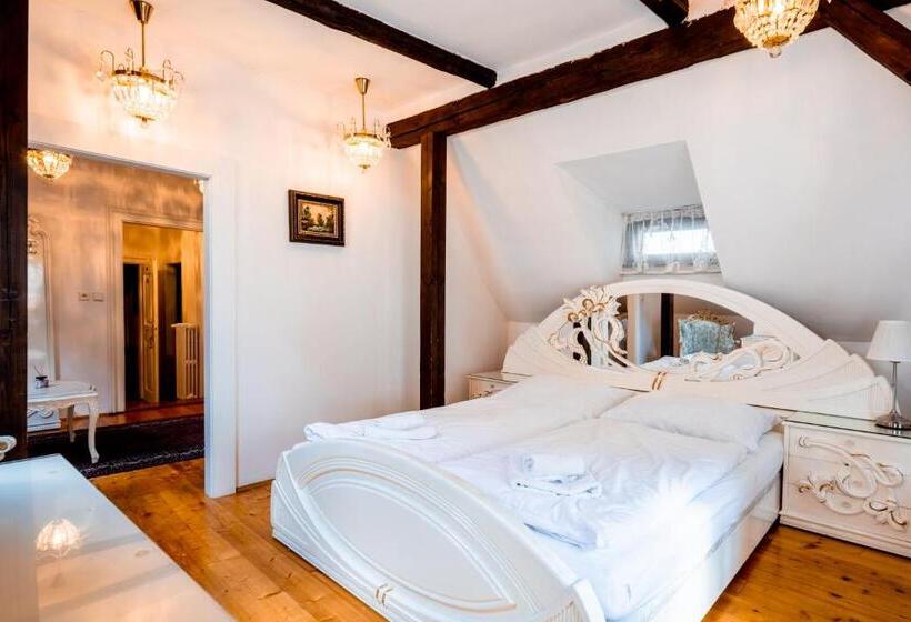 פנסיון Leylaria