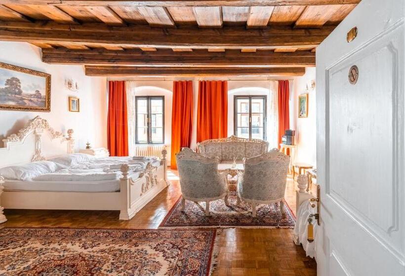 פנסיון Leylaria