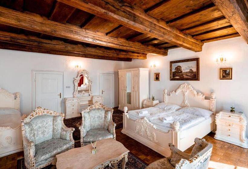 פנסיון Leylaria