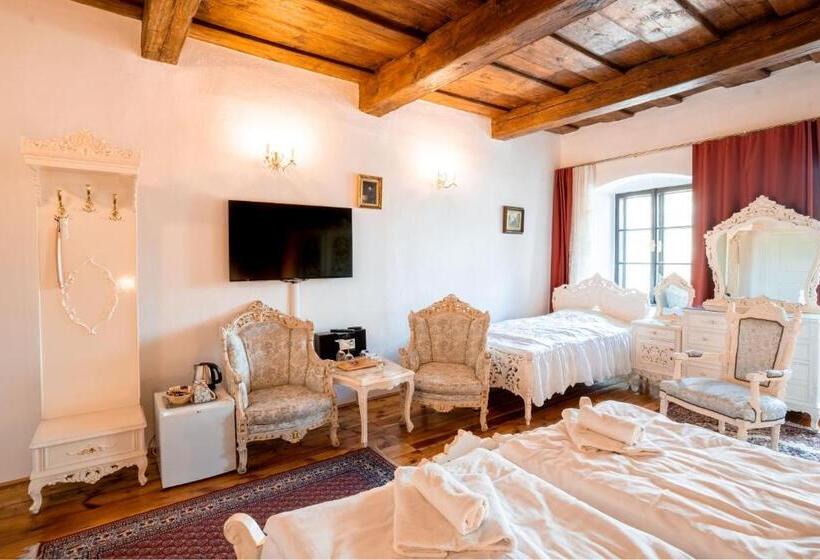 פנסיון Leylaria