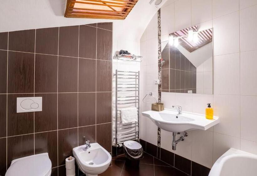 פנסיון Leylaria