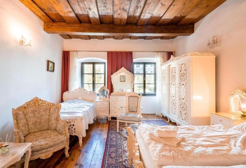 פנסיון Leylaria