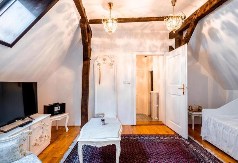 פנסיון Leylaria